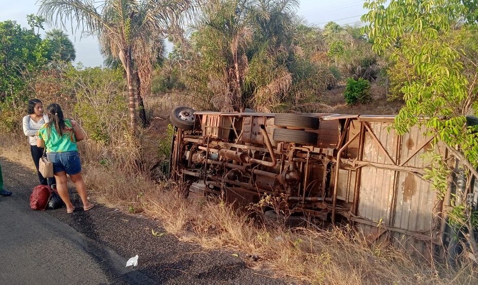 Ônibus com pacientes tomba após colisão com cavalo no interior do Piauí | Piauí