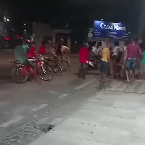 Cruz das Almas: homem a cavalo colide com motocicleta na Praça Senador Temístocles; vídeo