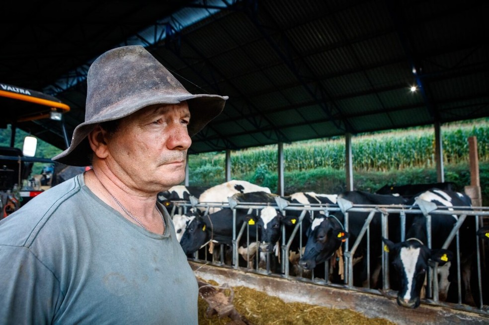 Fernando Marin, produtor de leite em Cotiporã-RS, teve que jogar leite fora e também quer parar com a atividade — Foto: Freddy Vieira