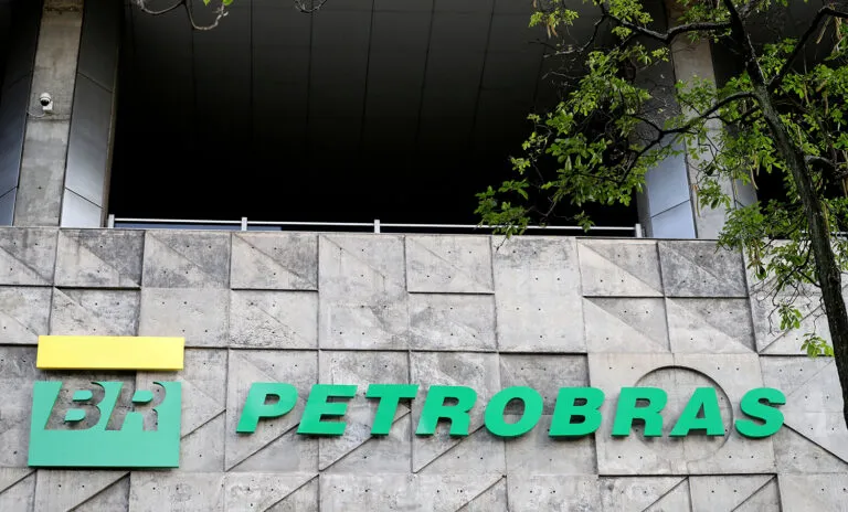 Fim do diesel S500 adiciona incerteza à venda das refinarias da Petrobras,…